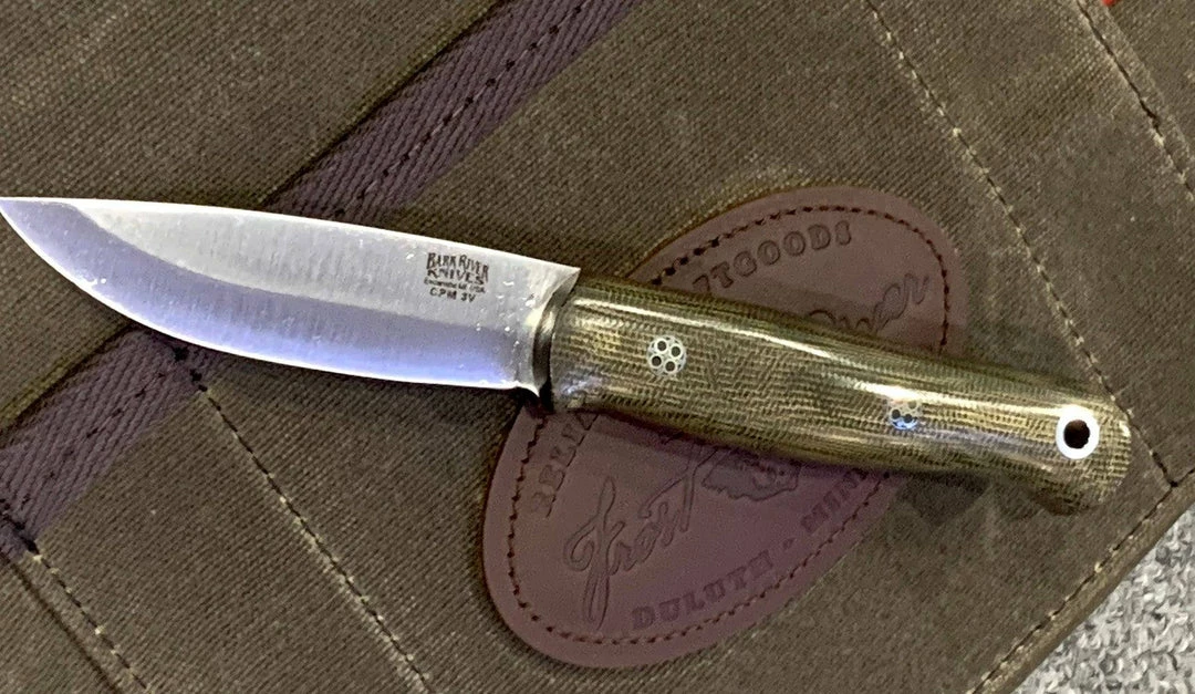 BARK RIVER KNIVES Bark River Ultralite Bushcrafter CPM 3V Green Micarta - Red Liners - Mosaic Pins