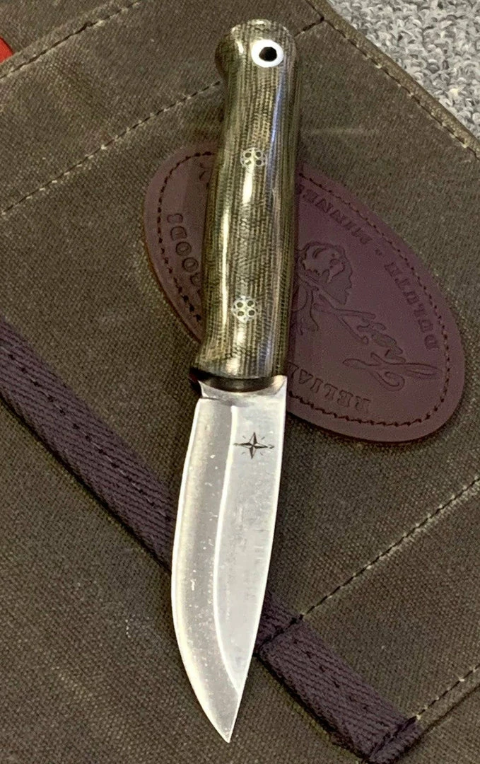 BARK RIVER KNIVES Bark River Ultralite Bushcrafter CPM 3V Green Micarta - Red Liners - Mosaic Pins