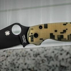 Spyderco Knives Spyderco Paramilitary 2 Knife S30V Digital Camo Handles - C81GPCMOBK2